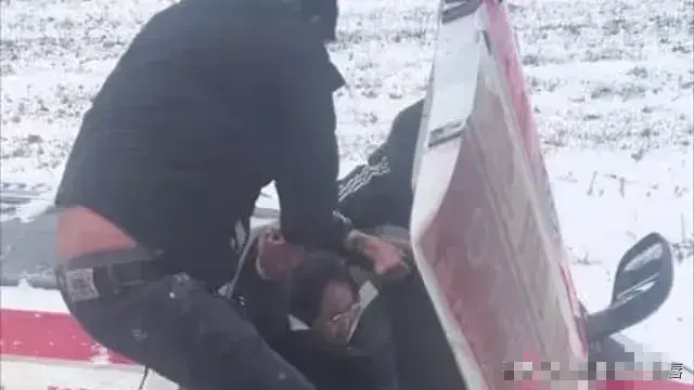 救護(hù)車雪天翻進(jìn)地里 2男子救出3人