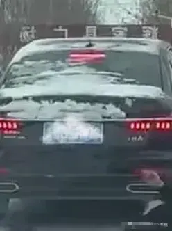 救護(hù)車雪天翻進(jìn)地里 2男子救出3人