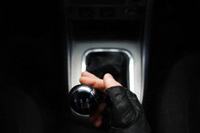 手動(dòng)擋的車能不能空擋滑行?老司機(jī):10年經(jīng)驗(yàn)告訴你