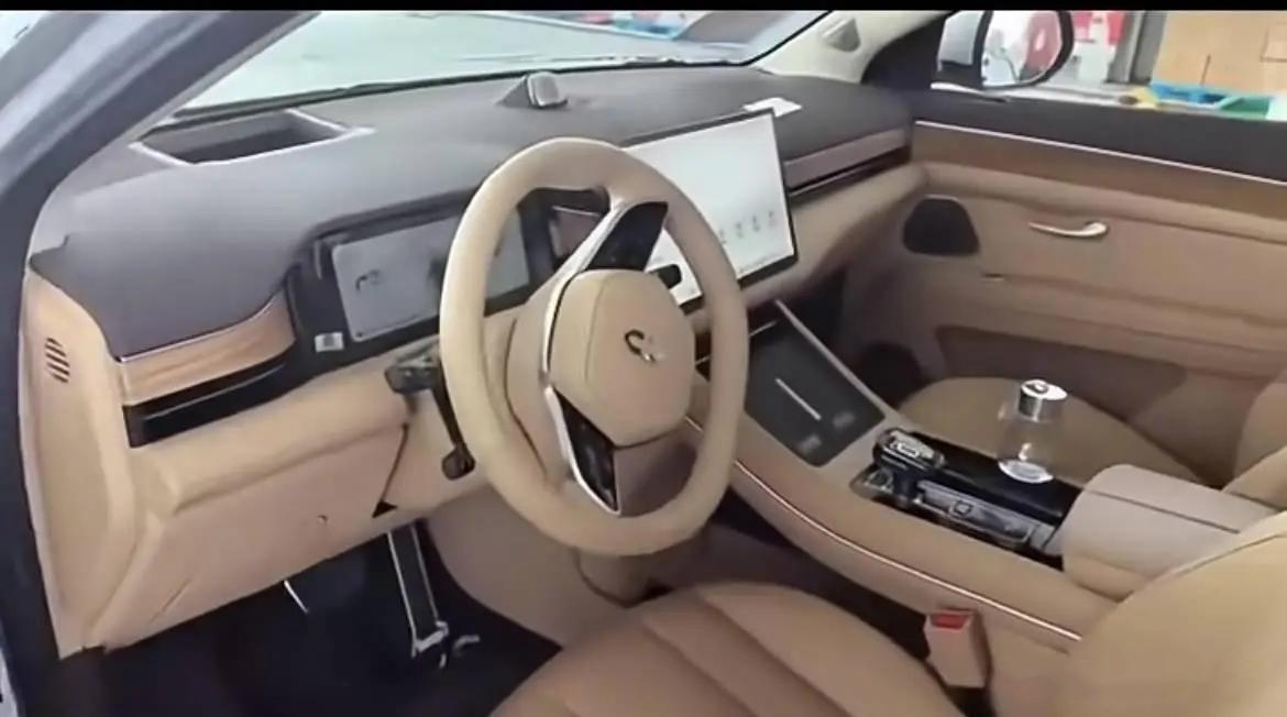 新問界M7實車曝光,前臉重新設計,競爭理想L7,這顏值你打幾分?