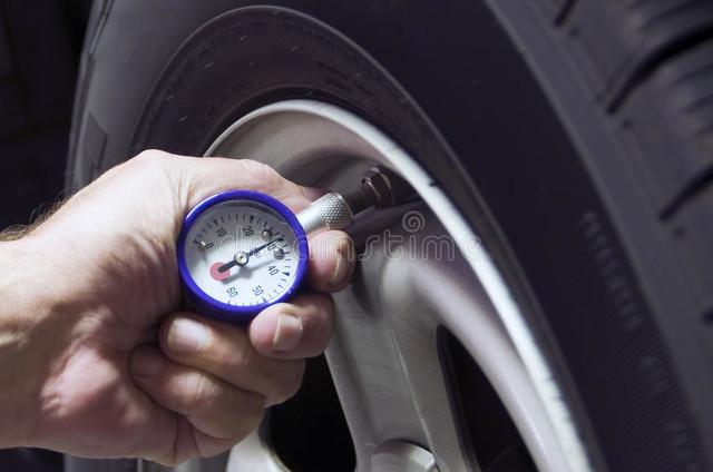 夏季高速開車時(shí)有經(jīng)驗(yàn)的司機(jī)都這樣做,里面大有學(xué)問,給你講清楚