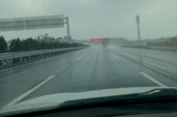 夏季高速開車時(shí)有經(jīng)驗(yàn)的司機(jī)都這樣做,里面大有學(xué)問,給你講清楚
