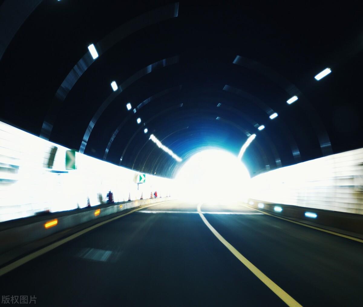 夏季高速開車時(shí)有經(jīng)驗(yàn)的司機(jī)都這樣做,里面大有學(xué)問,給你講清楚