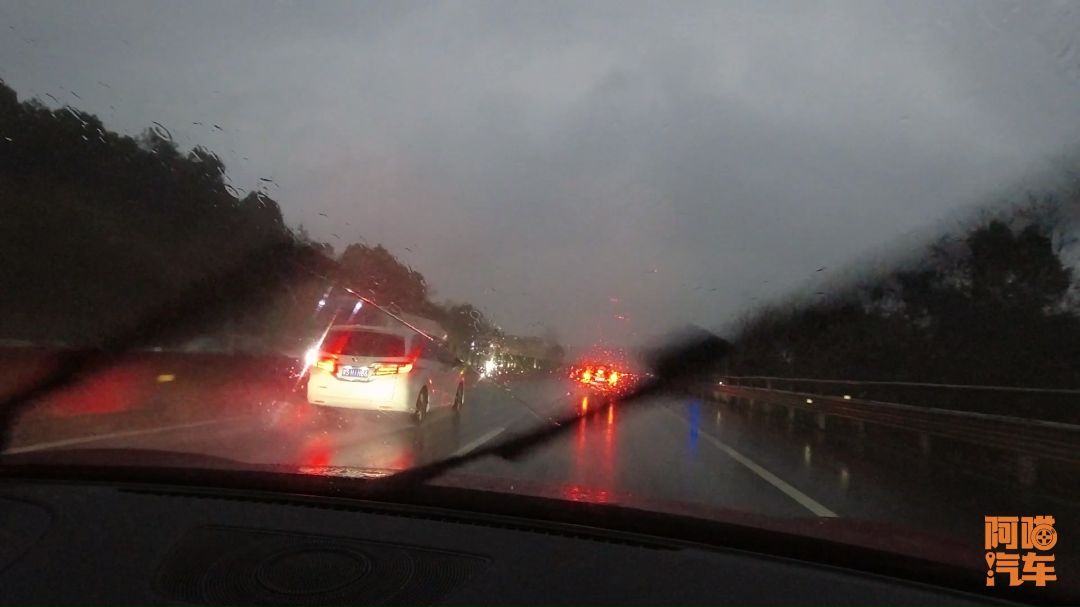 為何純電車都是低趴設(shè)計(jì),很少有方盒子越野車?告訴你原因