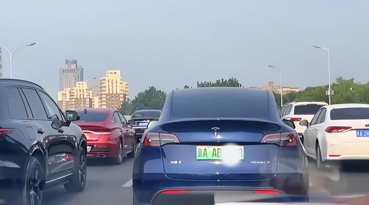 前車(chē)剎車(chē)燈不亮造成追尾,責(zé)任如何劃分,跟6種車(chē)容易追尾要注意