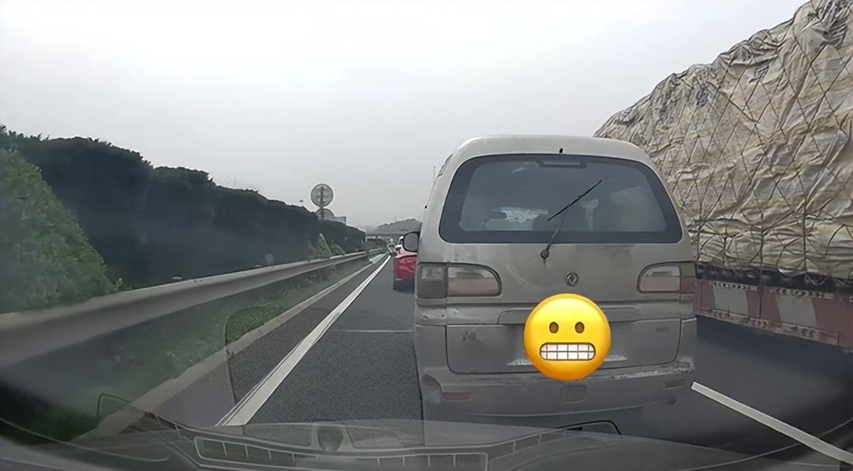 前車(chē)剎車(chē)燈不亮造成追尾,責(zé)任如何劃分,跟6種車(chē)容易追尾要注意