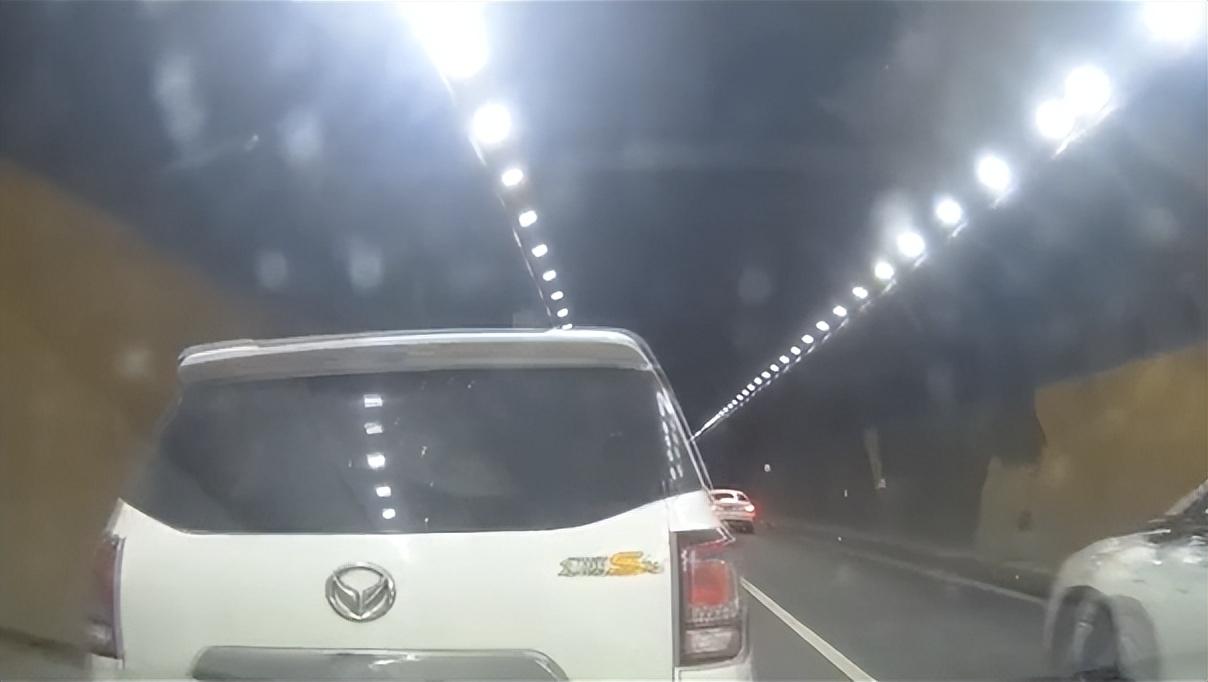 前車(chē)剎車(chē)燈不亮造成追尾,責(zé)任如何劃分,跟6種車(chē)容易追尾要注意