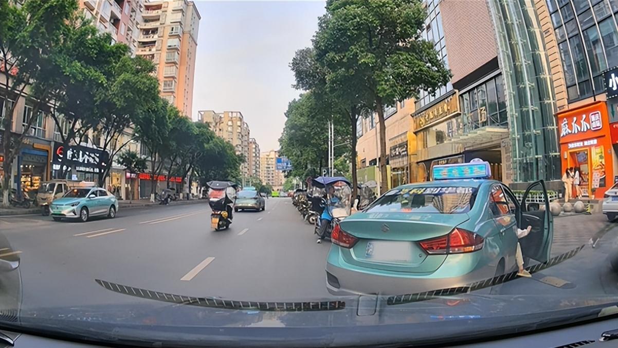 前車(chē)剎車(chē)燈不亮造成追尾,責(zé)任如何劃分,跟6種車(chē)容易追尾要注意
