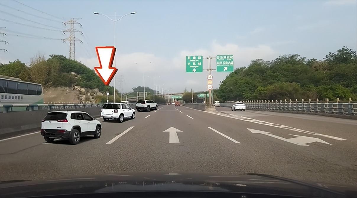 前車(chē)剎車(chē)燈不亮造成追尾,責(zé)任如何劃分,跟6種車(chē)容易追尾要注意