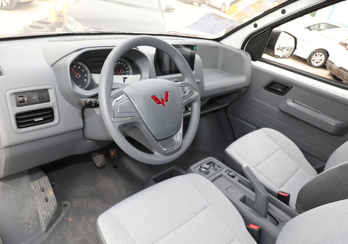新款五菱揚(yáng)光6座版上市,側(cè)滑門,車長(zhǎng)4985mm,續(xù)航300km