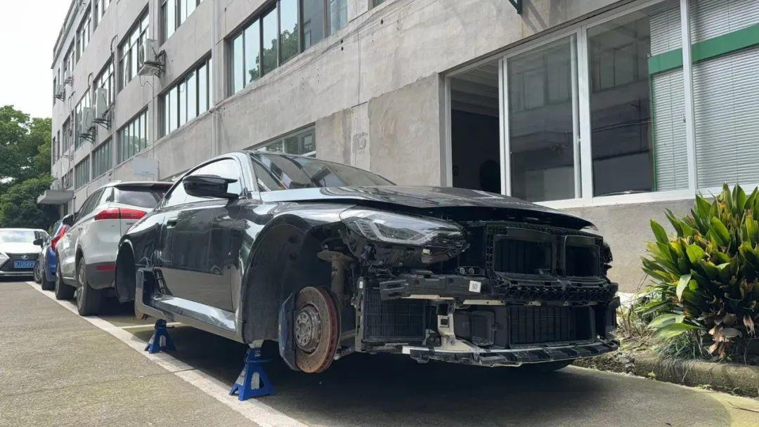 寶馬M2在賽道“上墻”后,修車要花費多少錢?
