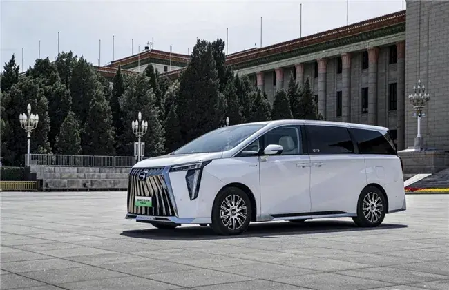 新能源與燃油車如何實現均衡發展?適時推動“油電同權”
