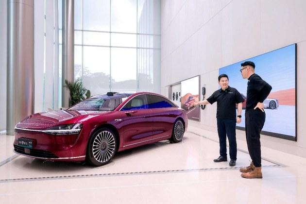 奢闊超越邁巴赫 享界S9展車進(jìn)店