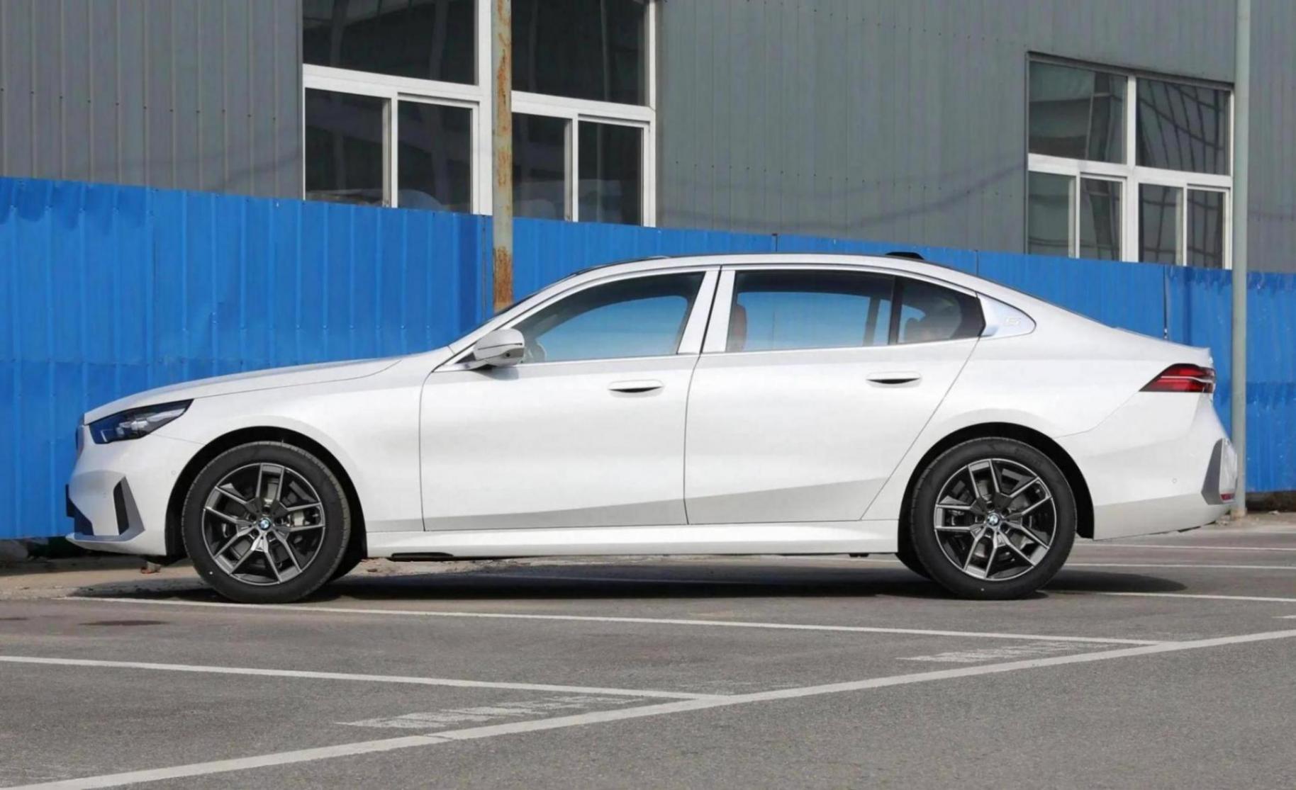 2025款寶馬5系長軸距版上市,配置、車機均升級,43.99萬起