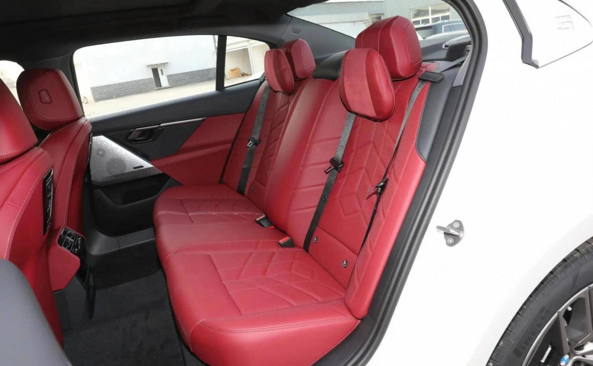 2025款寶馬5系長軸距版上市,配置、車機均升級,43.99萬起