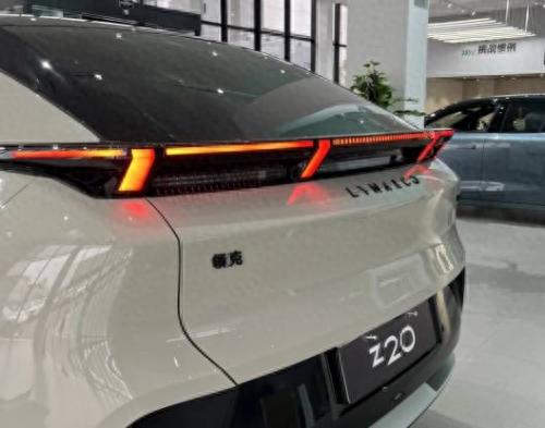 領(lǐng)克Z20細(xì)節(jié)曝光,魅族車機(jī)+零壓座椅,網(wǎng)友:這波操作穩(wěn)了!