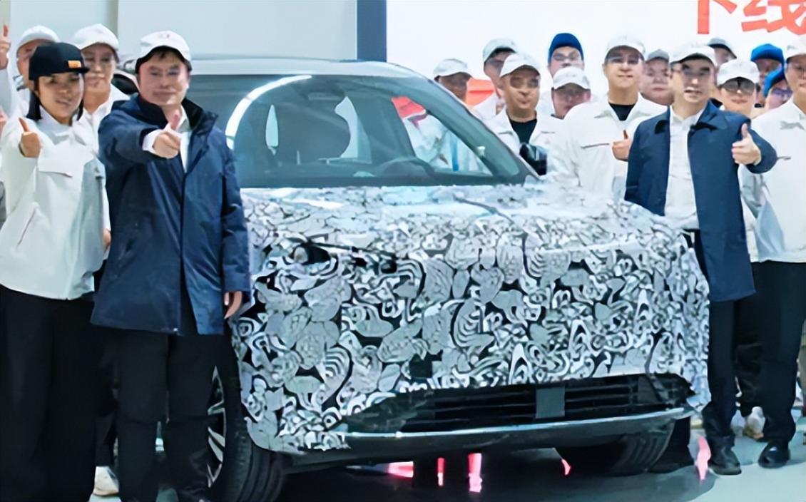 紅旗工廠實拍P301白車身!分體大燈+封閉前臉,續(xù)航超100km