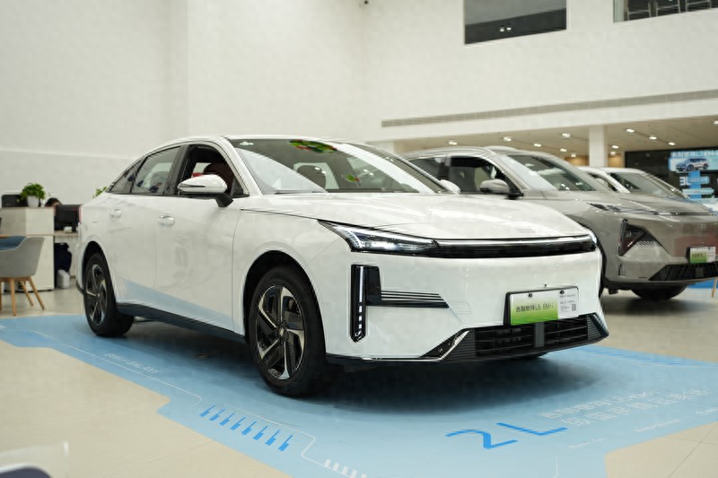 一公里一毛六,省錢神車吉利銀河L6 EM-i到店
