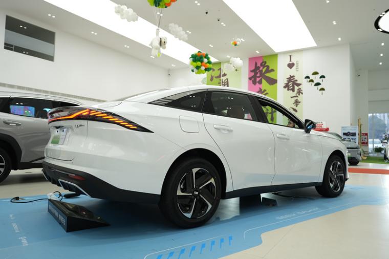 一公里一毛六,省錢神車吉利銀河L6 EM-i到店