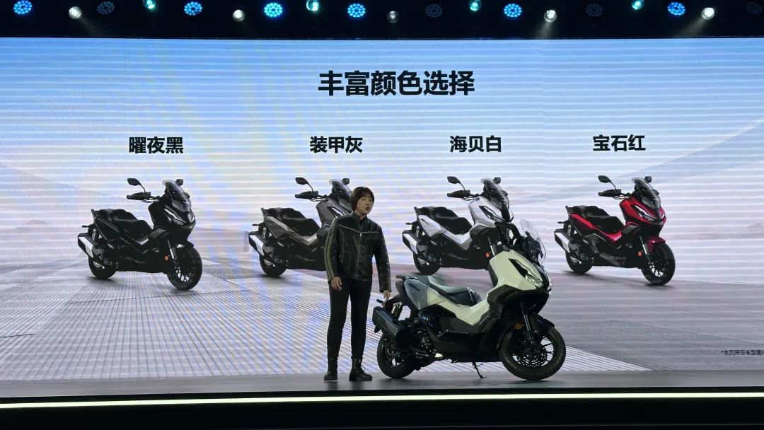 43800自己卷自己!本田ADV350上市,同級別踏板天都塌了!