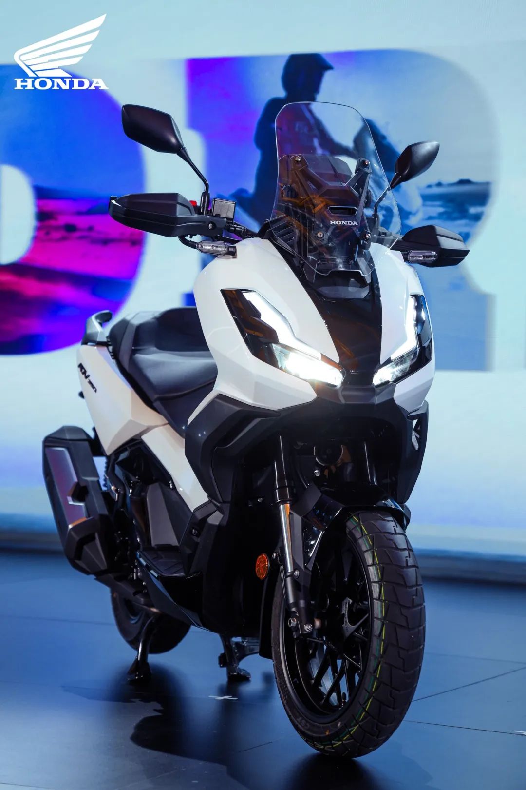 43800自己卷自己!本田ADV350上市,同級別踏板天都塌了!