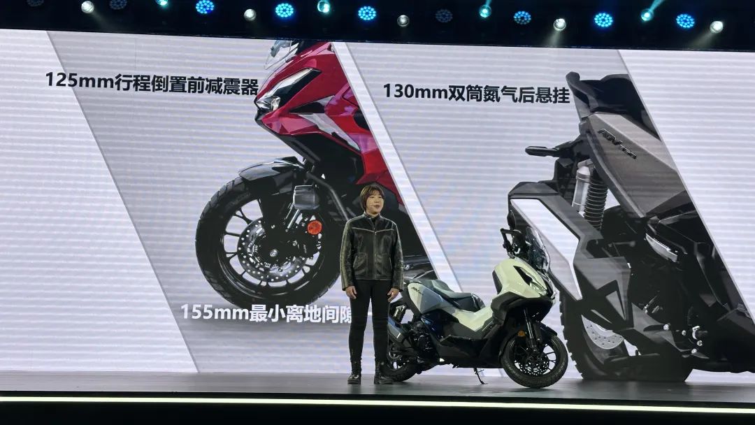 43800自己卷自己!本田ADV350上市,同級別踏板天都塌了!