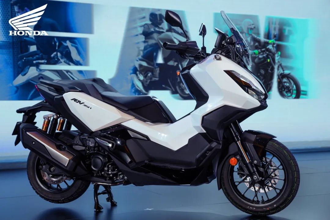 43800自己卷自己!本田ADV350上市,同級別踏板天都塌了!