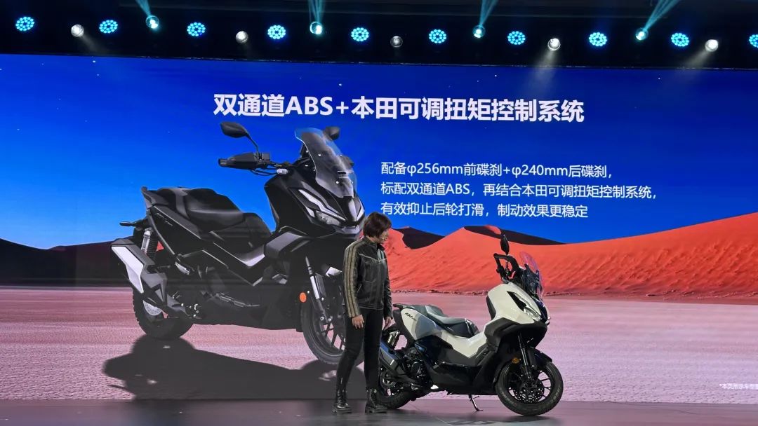 43800自己卷自己!本田ADV350上市,同級別踏板天都塌了!
