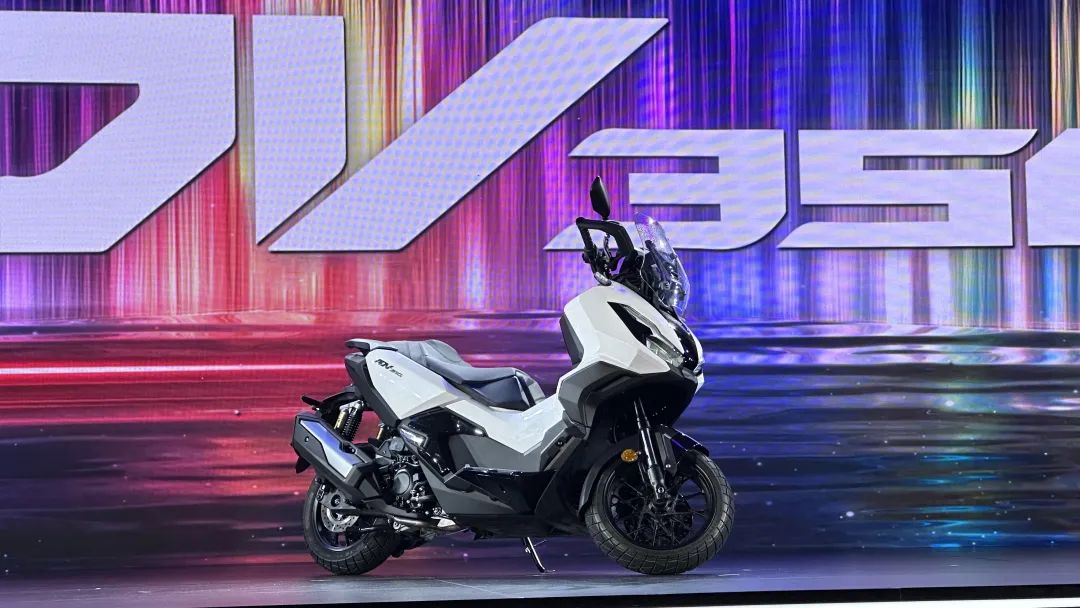 43800自己卷自己!本田ADV350上市,同級別踏板天都塌了!