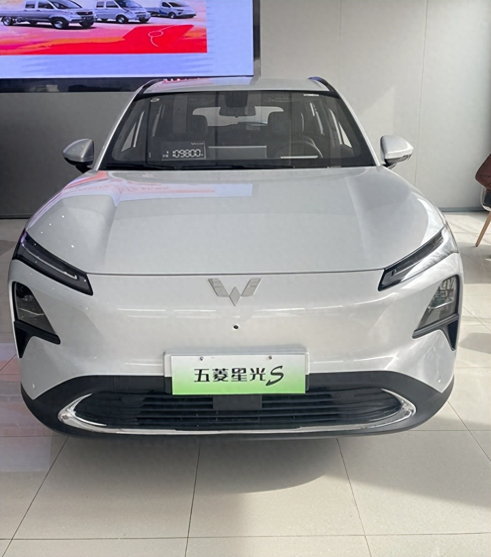五菱星光S試駕報告:混動新標桿,空間與性能兼得