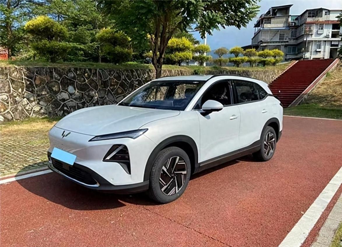 五菱星光S:10 萬級新能源 SUV 該有的模樣