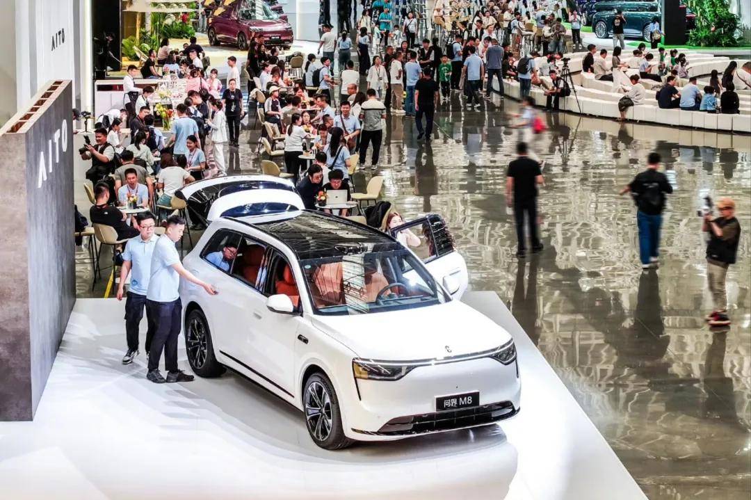 每分鐘8.7單!上海車展最火展車問界M8,三招打懵BBA