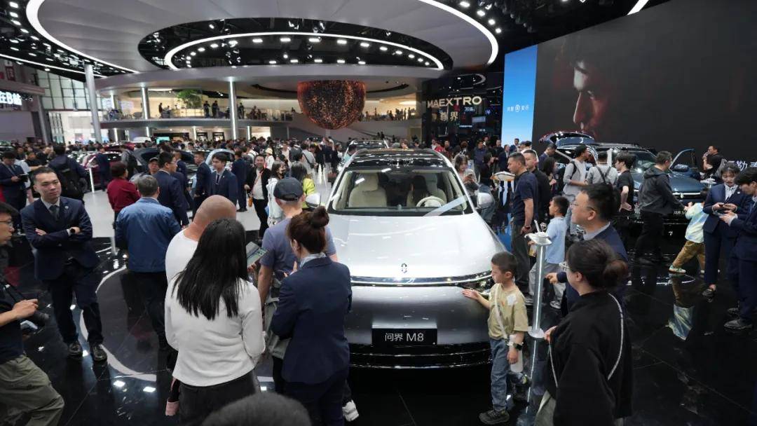 每分鐘8.7單!上海車展最火展車問界M8,三招打懵BBA