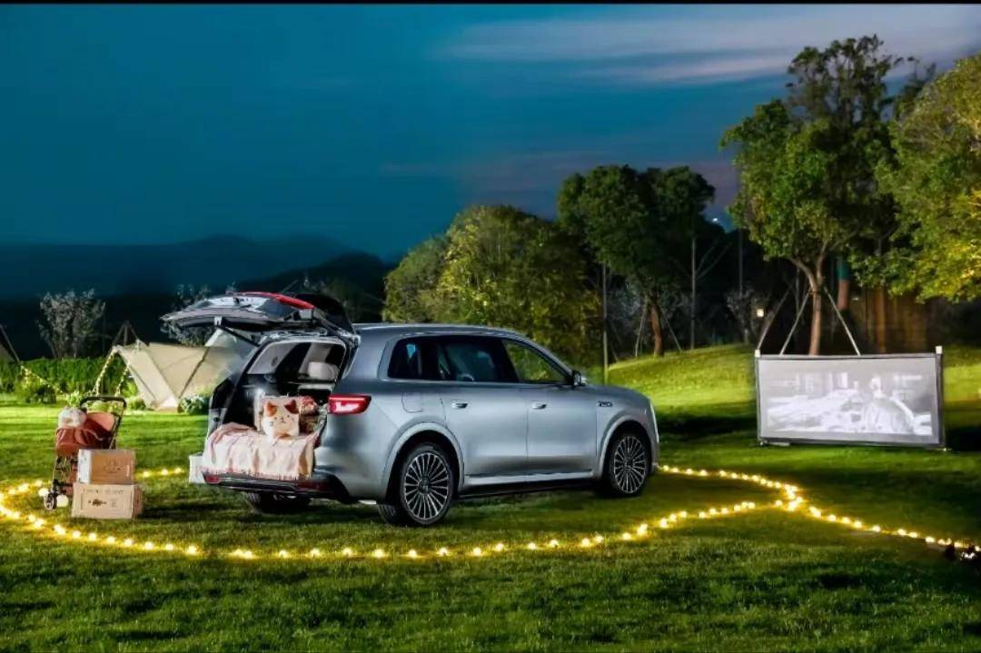 每分鐘8.7單!上海車展最火展車問界M8,三招打懵BBA