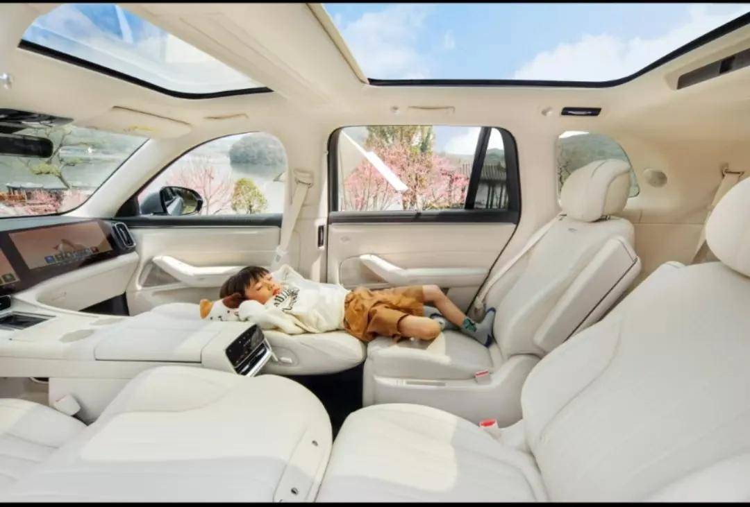 每分鐘8.7單!上海車展最火展車問界M8,三招打懵BBA