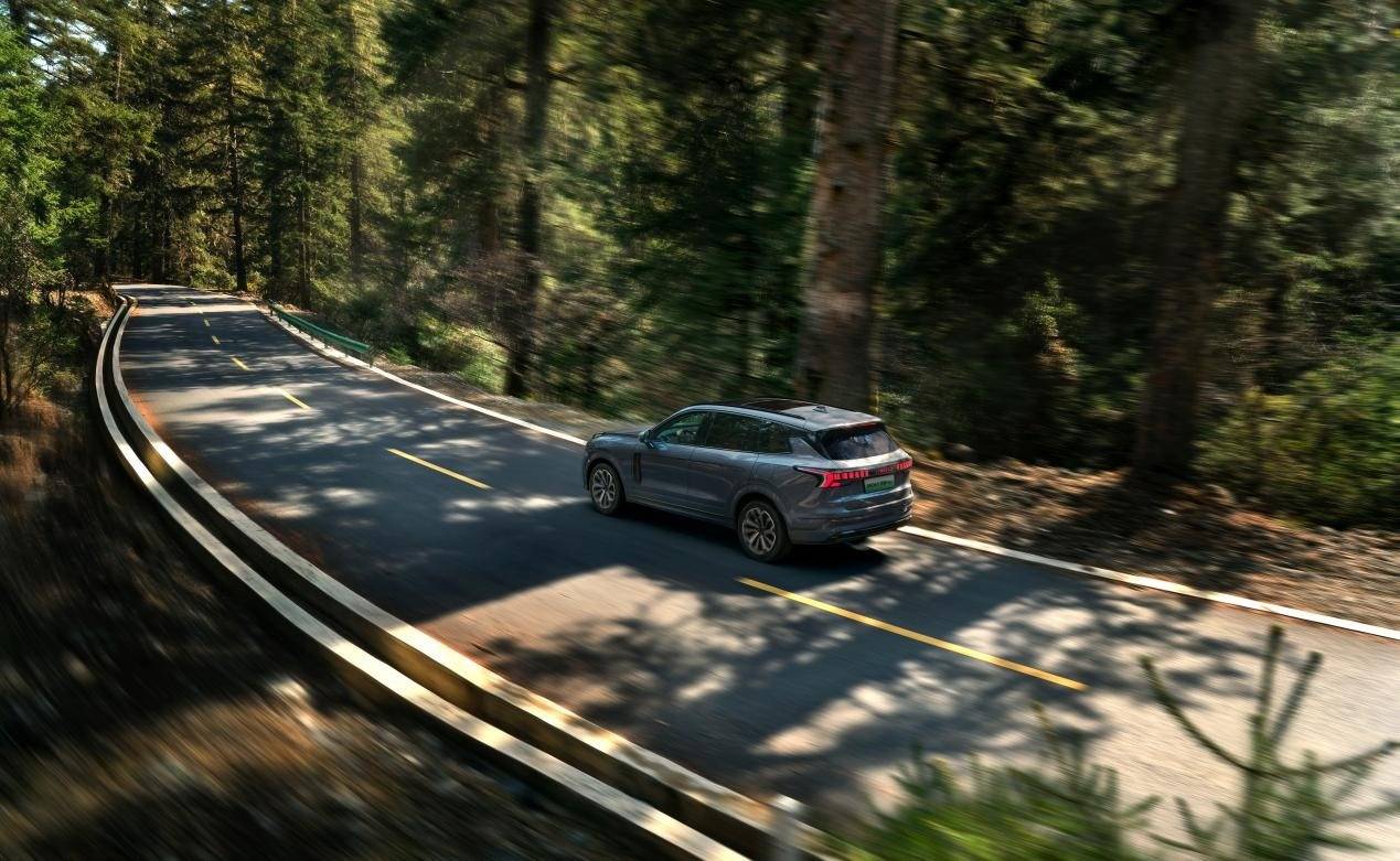 領克09 EM-P四驅Max大五座上市,瞄準城市中產家庭